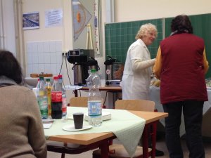 Wer ferti ist mit Blut spenden, darf sich stärken. Neben Kaffee und Tee gibt es für (fast) jeden Geschmack etwas zu  essen.