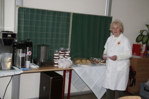 Kameradin Rike ist vorbereitet für die Essensausgabe an die Spender