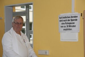 Ich warte an der Eingangstür auf die nächsten Spender.