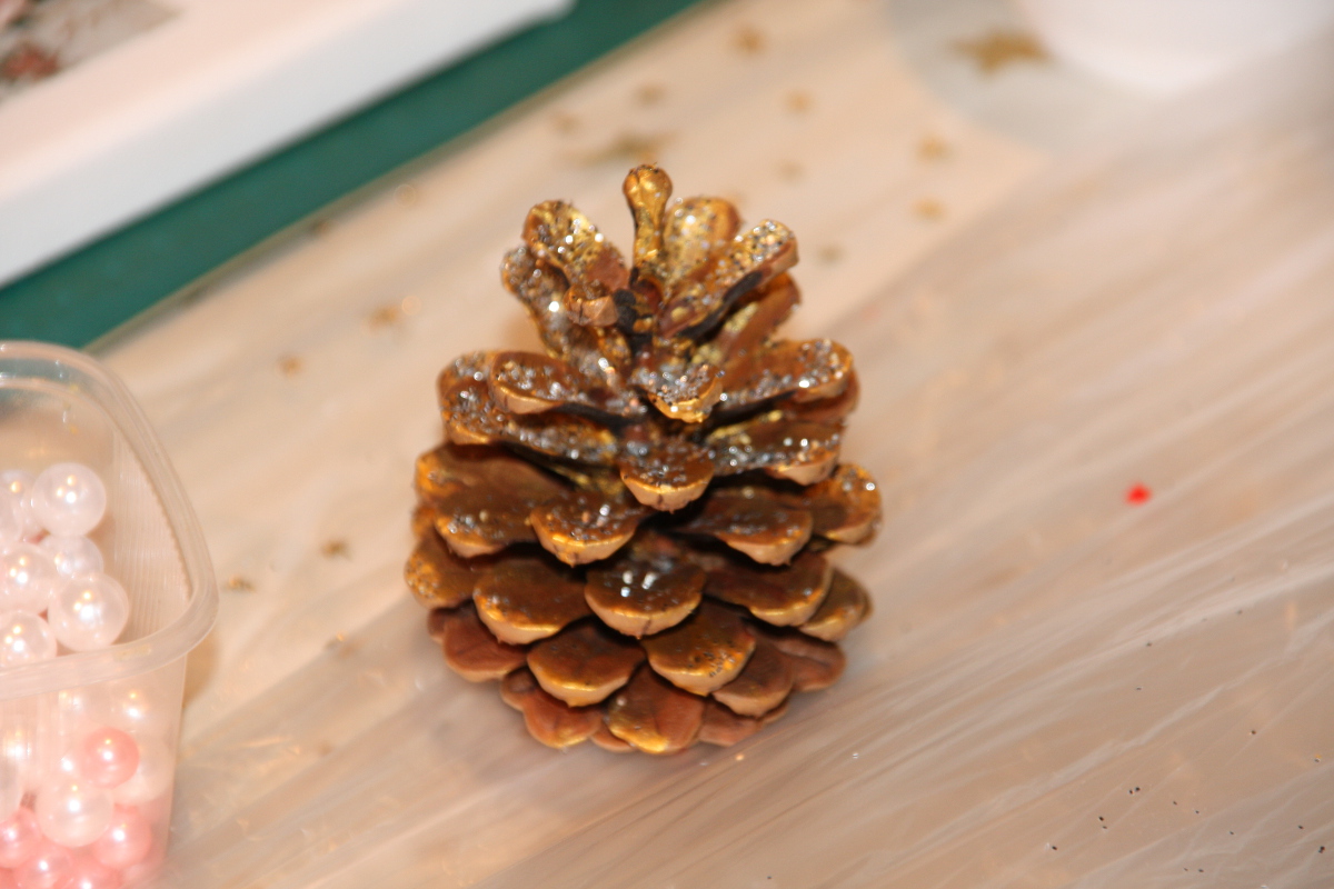 Bemalter Tannenzapfen