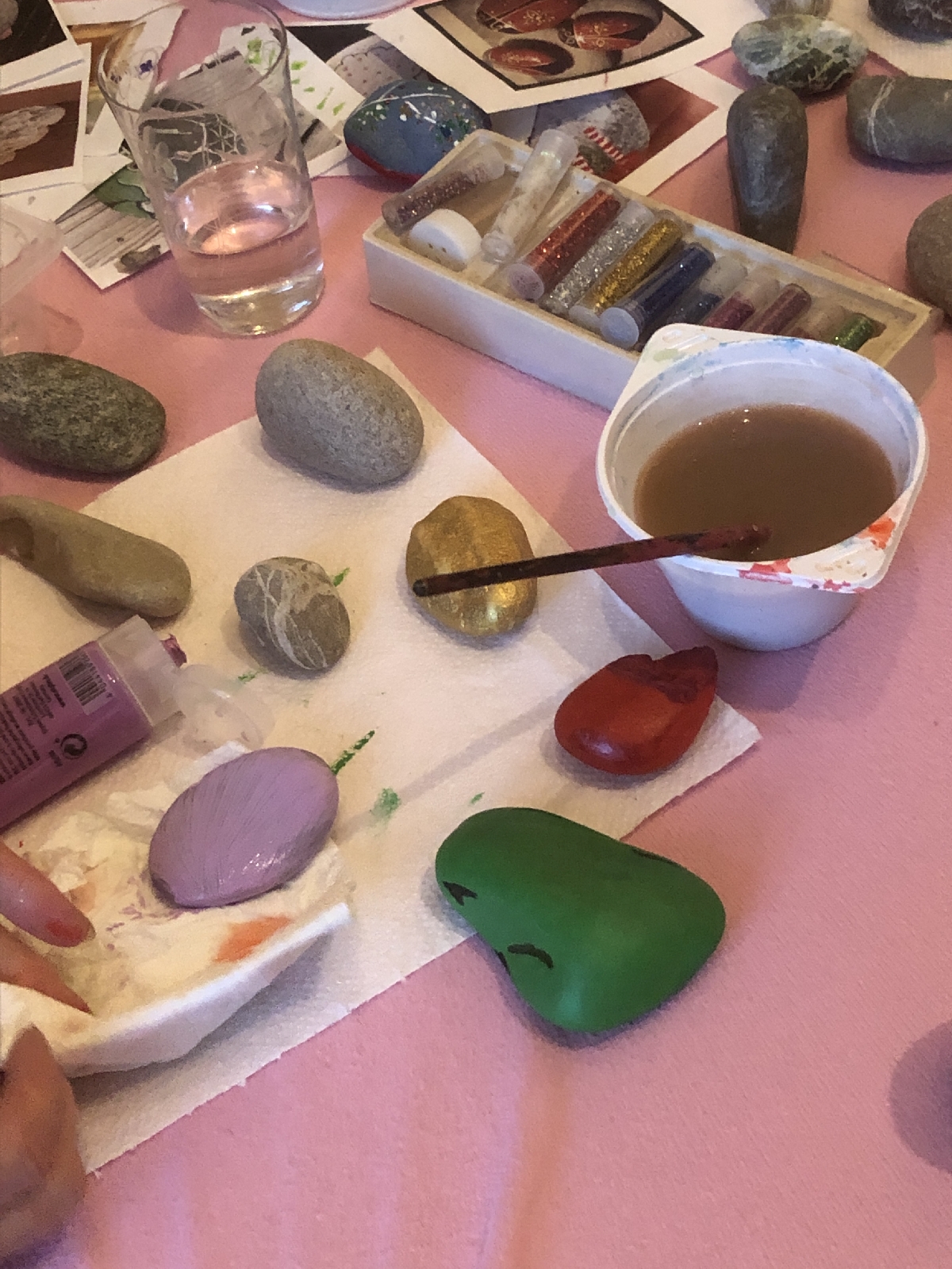 Glückssteine werden bemalt Glückssteine werden bemalt